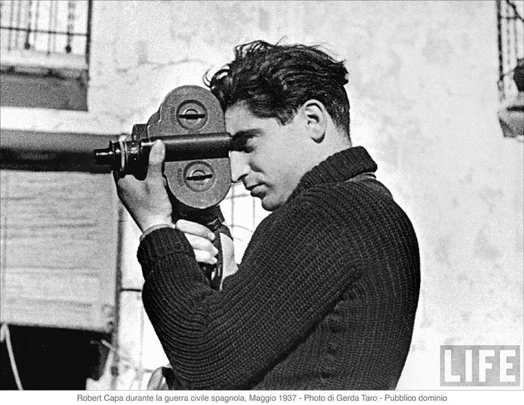 Photographer Robert Capa during the Spanish civil war, May 1937. Photo by Gerda Taro_dominio_pubblico